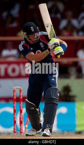 Kevin Pietersen, de l'Angleterre, est animé par Fidel Edwards, de West Indies, lors du deuxième match international One Day au Providence Stadium, Georgetown, Guyana. Banque D'Images