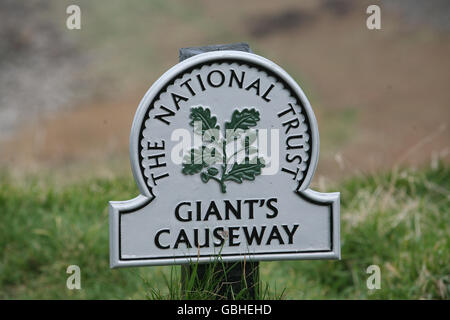 Un panneau National Trust à la chaussée des géants à North Antrim. Banque D'Images