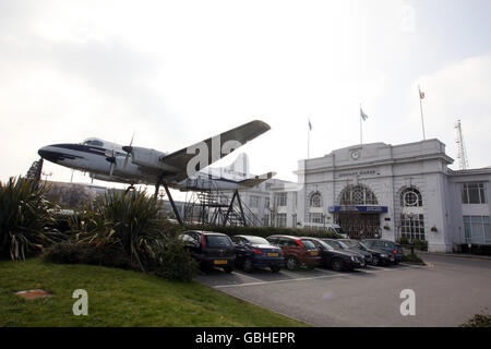 Photo générique de l'Airport House à Croydon, Surrey, qui faisait partie de l'aérodrome de Croydon, le premier aéroport international de Londres lors de son ouverture en 1928. L'avion exposé en permanence à l'extérieur du bâtiment est un de Havilland Heron, peint comme G-AOXL de Morton Air Services, qui était l'avion qui a volé le dernier vol passager de Croydon le 30 septembre 1959. Banque D'Images