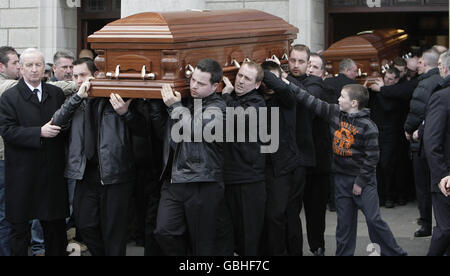 Un cercueil est effectué lors des funérailles des frères James, 8 ans, Anthony, 16 ans, et Martin McDonagh, 21 ans, à l'église notre-Dame de Lourdes à Drogheda. Les frères sont morts dans un incendie à la maison familiale de Moneymore, Drogheda, Co Louth, lundi dernier. Banque D'Images