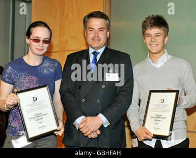 Le député Tim Loughton, ministre de l'ombre pour les enfants (au centre), et deux membres du conseil des jeunes de Cafcass, tous deux de Leeds, après les avoir présentés avec le certificat d'excellence Diana, qui reconnaît les jeunes qui travaillent ensemble dans des groupes pour améliorer leurs communautés, leurs organisations ou leurs écoles, dans l'est de Londres. Banque D'Images