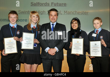 Le député Tim Loughton (au centre), ministre de l'ombre pour les enfants, avec des membres de Salfords future, de la Swinton High School de Manchester, après leur présentation du certificat d'excellence Diana, qui reconnaît les jeunes qui travaillent ensemble dans des groupes pour améliorer leurs communautés, leurs organisations ou leurs écoles, à Docklands est de Londres. Banque D'Images