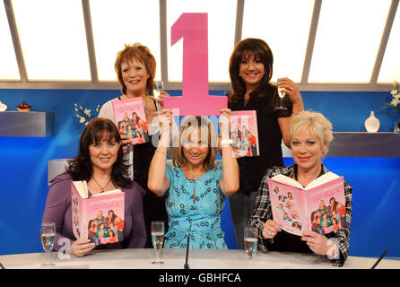 (De gauche à droite) Coleen Nolan, Sherrie Hewson, Carol McGiffin, Jane McDonald et Denise Welch célèbrent avec leur livre le plus vendu Loose Women Girl's Night In, aux studios de Londres. Banque D'Images