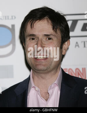 Robert Peston, rédacteur en chef de la BBC, qui a reçu le prix de meilleur performer dans un rôle non-intérimaire, arrive pour le prix de la télévision et de la radio de la Guilde de la presse de radiodiffusion, au Theatre Royal dans le centre de Londres. Banque D'Images