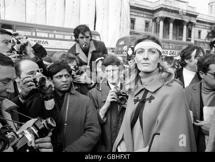 L'actrice Vanessa Redgrave, portant un groupe de deuil blanc autour de sa tête alors qu'elle rejoint la manifestation anti-guerre du Vietnam à Trafalgar Square.Elle a été parmi les orateurs qui ont pris la parole devant une foule estimée à près de 10,000 personnes. Banque D'Images