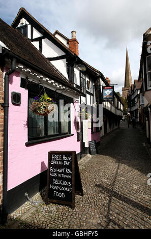 Pub peint rose.Le Prince of Wales Pub de Church Lane Ledbury, peint en rose par des lanksters. Banque D'Images