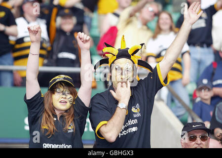 Les fans des London Wasps célèbrent la victoire de leurs équipes sur Toulouse Banque D'Images