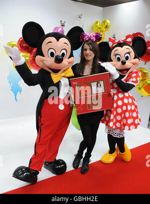 Faryl Smith reçoit un disque d'or pour son album Faryl de Mickey et Minnie Mouse lors de la fête magique de Mickey à Disneyland Paris, France. Banque D'Images