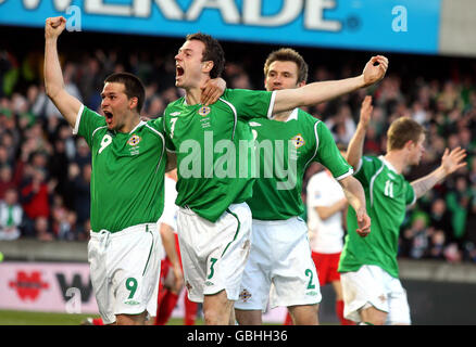 Jonny Evans (au centre), en Irlande du Nord, célèbre son deuxième but du match avec son coéquipier David Healy (à gauche) lors du match de qualification de la coupe du monde au stade Windsor Park, à Belfast, en Irlande du Nord. Banque D'Images