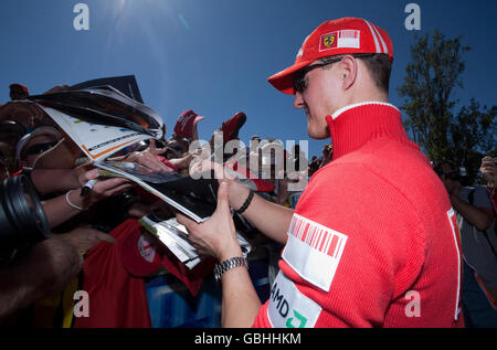 L'ancien champion de F1 Michael Schumacher signe des autographes avant le Grand Prix d'Australie à Albert Park, Melbourne, Australie. Banque D'Images