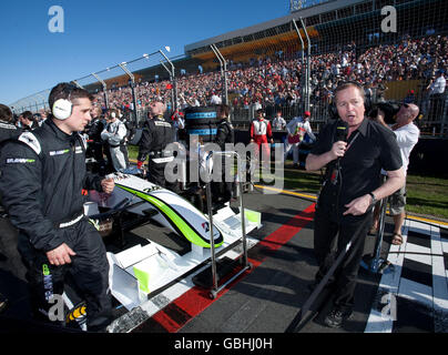 Martin Brundle, commentateur de la BBC, sur la grille avant le Grand Prix d'Australie à Albert Park, Melbourne, Australie. Banque D'Images