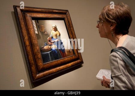 Les journalistes regarder la peinture de Vermeer "La Laitière" lors d'un aperçu de la presse au Metropolitan Museum of Art de New York, USA, Banque D'Images