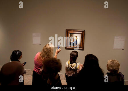 Observer les gens Vermeer célèbre tableau "La Laitière" au Metropolitan Museum of Art de New York, USA, 8 septembre 2009. Banque D'Images