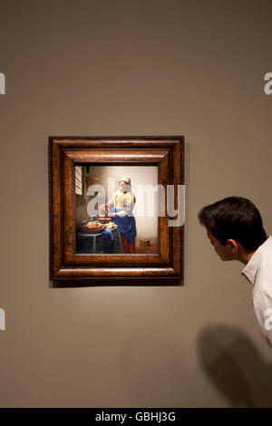 Un homme examine Vermeer célèbre tableau "La Laitière" au Metropolitan Museum of Art de New York, USA, 8 septembre 2009. Banque D'Images