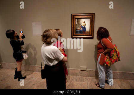 Observer les gens Vermeer célèbre tableau "La Laitière" au Metropolitan Museum of Art de New York, USA, 8 septembre 2009. Banque D'Images