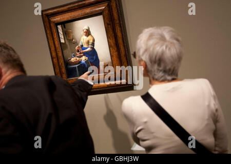 Les gens observent la peinture de Vermeer "La Laitière" au Metropolitan Museum of Art de New York, USA, 8 septembre 2009. Banque D'Images