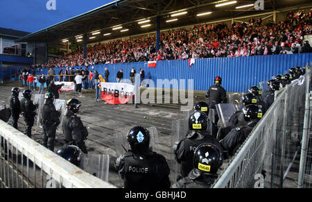 Neuf arrêtés au cours des affrontements de football Banque D'Images