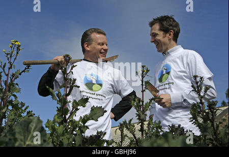 Le ministre de l'alimentation Trevor Sargent (à gauche) et le candidat du Green Party au conseil municipal de Dublin, Gary Fitzgerald, lancent la campagne « Get Ireland Culturer » dans les jardins botaniques de la ville. Banque D'Images