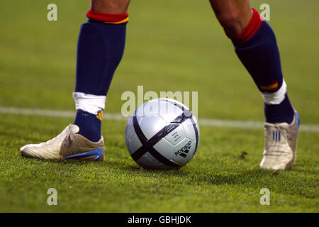 Football - Championnat d'Europe de l'UEFA 2004 - Groupe A - Espagne / Russie. Matchball officiel Banque D'Images