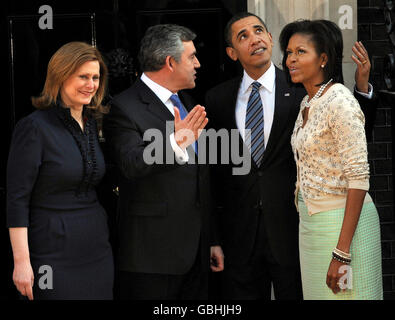 LE président AMÉRICAIN Barack Obama (deuxième à droite) et la femme Michelle (à droite) au 10 Downing Street à Londres ce matin, où ils ont été accueillis par le Premier ministre Gordon Brown et la femme Sarah, avant le sommet du G20. Banque D'Images