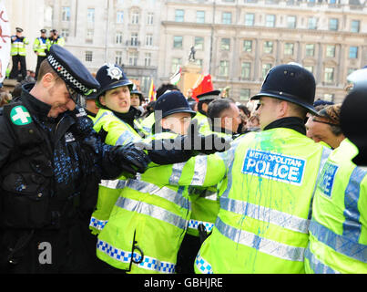 La police contrôle les manifestants à l'extérieur de la Banque d'Angleterre, pendant les manifestations du G20 dans le centre de Londres. Banque D'Images