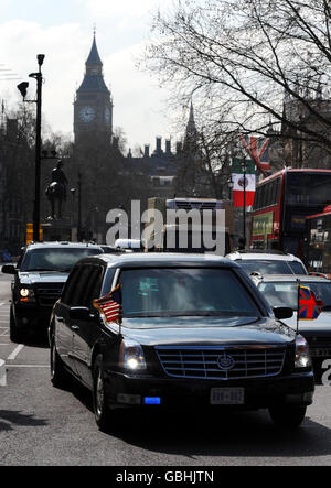 Le cortège du président américain Barack Obama se rend à Whitehall, à Londres, sur le chemin de sa résidence à Regent's Park pour une rencontre avec le chef du Parti conservateur David Cameron. Banque D'Images