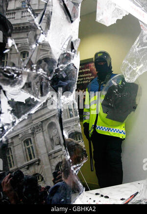 Un policier se tient à l'intérieur de la RBS Bank à Thread Needle Street, lors des manifestations du G20, dans le centre de Londres. Banque D'Images