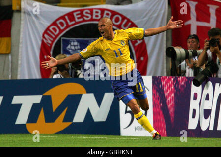 Football - Championnat d'Europe de l'UEFA 2004 - Groupe C - Suède / Bulgarie. Henrik Larsson, suédois, célèbre son premier but Banque D'Images