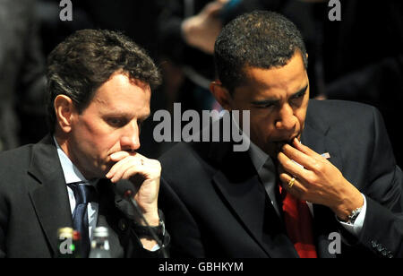 Timothy Geithner, secrétaire au Trésor des États-Unis (à gauche) et le président américain Barack Obama, à l'occasion de la séance plénière du sommet du G20 au centre Excel de Londres est. Banque D'Images