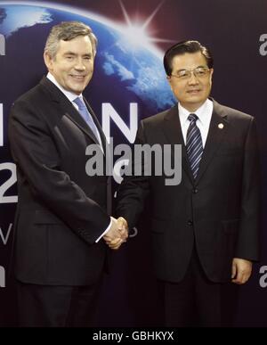 Le Premier ministre britannique Gordon Brown salue le président chinois Hu Jintao lorsqu'il arrive au sommet du G20 au centre Excel, à l'est de Londres. Banque D'Images