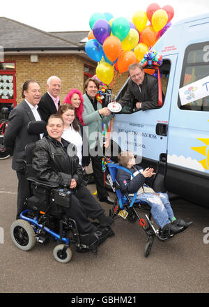 Jonathan Ross et sa femme Jane présentent un entraîneur du Club des variétés Sunshine à la Trinity School de Dagenham, Essex. Banque D'Images