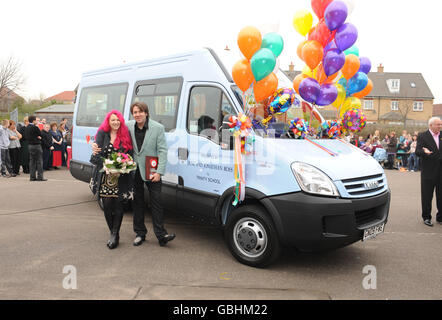 Jonathan Ross et sa femme Jane présentent un entraîneur du Club des variétés Sunshine à la Trinity School de Dagenham, Essex. Banque D'Images