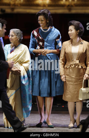 Les épouses du G20 Gursharan Kaur, épouse du Premier ministre indien Manmohan Singh, Michelle Obama, première dame des États-Unis, et Kim Yoon-ok, première dame de Corée lors d'une visite à l'Opéra royal de Covent Garden, Londres. Banque D'Images