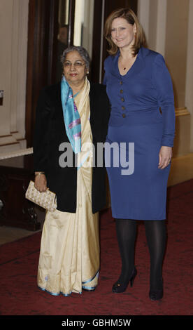 L'épouse du Premier ministre britannique, Sarah Brown, salue le conjoint du Premier ministre indien, Gursharan Kaur, qui se joint aux conjoints du G-20 pour une visite à l'Opéra royal de Covent Garden, Londres. Banque D'Images