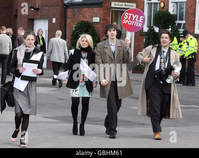 Racegoers lors de la première journée de la grande rencontre nationale de John Smith à l'hippodrome d'Aintree. Banque D'Images