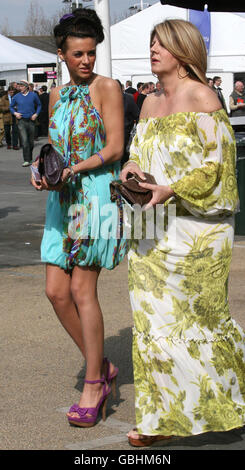 Racegoers lors de la première journée de la grande rencontre nationale de John Smith à l'hippodrome d'Aintree. Banque D'Images