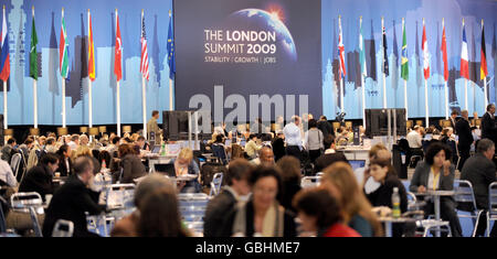 Journalistes au travail au centre de conférence Excel à l'est de Londres où les dirigeants du monde sont réunis pour le sommet du G20. Banque D'Images