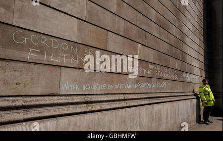 Graffiti sur le côté du bâtiment de la Banque d'Angleterre suite aux manifestations d'hier en réponse au sommet du G20 à Londres. Banque D'Images