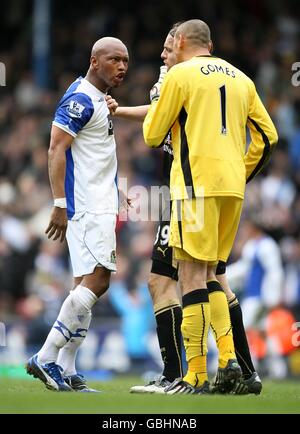 Football - Barclays Premier League - Blackburn Rovers / Tottenham Hotspur - Ewood Park.El-Hadji Diouf de Blackburn Rovers affronte le gardien de but de Tottenham Hotspur Heurelho Gomes Banque D'Images