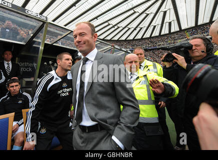 Alan Shearer, gérant de Newcastle United, prend place avant le début du match de la Barclays Premier League à St James' Park, Newcastle. Banque D'Images