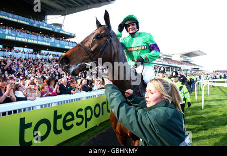 Mon Mome et le jockey Liam Treadwell célèbrent la victoire du John Smith's Grand National lors de la troisième journée de la rencontre du John Smith's Grand National à l'hippodrome d'Aintree, à Liverpool. Banque D'Images