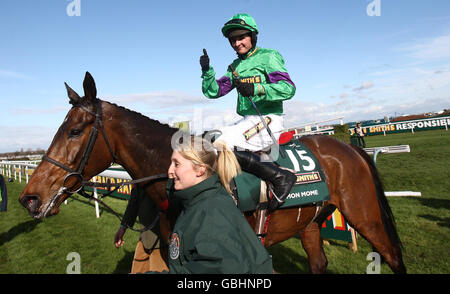 Mon Mome et le jockey Liam Treadwell célèbrent la victoire du John Smith's Grand National lors de la troisième journée de la rencontre du John Smith's Grand National à l'hippodrome d'Aintree, à Liverpool. Banque D'Images