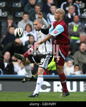 Emanuel Villa du comté de Derby (à gauche) et Clarke Carlisle de Burnley (à droite) pendant le match de championnat Coca-Cola au Pride Park, Derby. Banque D'Images