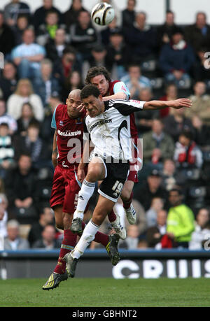 Lewin Nyatanga, du comté de Derby, est en tête avec Clarke Carlisle (à gauche) et Michael Duff (à droite) de Burnley lors du match de championnat Coca-Cola au Pride Park, Derby. Banque D'Images