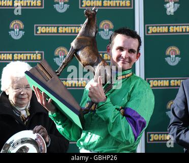 Courses hippiques - la grande rencontre nationale de John Smith en 2009 - troisième jour - Hippodrome d'Aintree.Jockey Liam Treadwell reçoit son trophée après avoir remporté le Grand National de John Smith sur mon Mome Banque D'Images