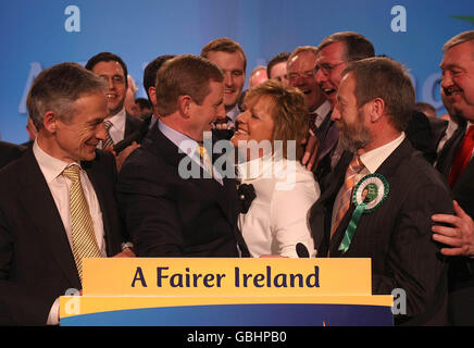 Le chef de fine Gael Enda Kenny sa femme Fionnuala et le chef adjoint Richard Bruton (à gauche), après avoir prononcé son discours présidentiel à l'hôtel Citywest de Dublin. Banque D'Images