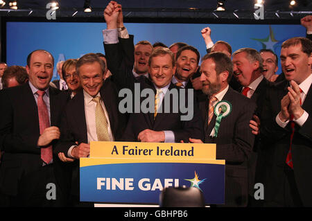 Le chef de fine Gael Enda Kenny avec le chef adjoint Richard Bruton (deuxième à gauche), après avoir prononcé son discours présidentiel à l'hôtel Citywest de Dublin. Banque D'Images