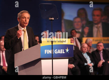 Le dirigeant adjoint de Fine Gael Richard Bruton livre son adresse à l'hôtel Citywest de Dublin. Banque D'Images