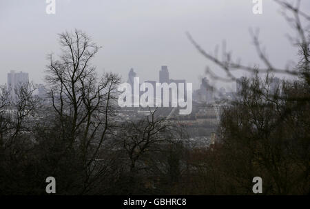 Vue sur la ville de Londres, y compris l'ancien bâtiment suisse Re 'Gherkin', depuis Waterlow Park à Highgate, dans le nord de Londres. Banque D'Images