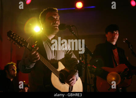 Colombes se exécutant pour une session Geoff Lloyd Hometime au zoo Absolute radio, à Golden Square, dans le centre de Londres. Banque D'Images